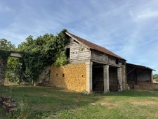 Corps de ferme du XVIIIe siècle, cour intérieure et nombreuses dépendances