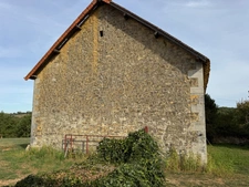 Corps de ferme du XVIIIe siècle, cour intérieure et nombreuses dépendances