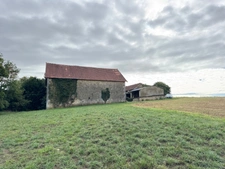 Corps de ferme du XVIIIe siècle, cour intérieure et nombreuses dépendances