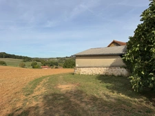 Corps de ferme du XVIIIe siècle, cour intérieure et nombreuses dépendances