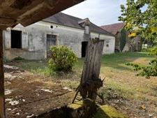 Corps de ferme du XVIIIe siècle, cour intérieure et nombreuses dépendances