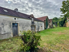 Corps de ferme du XVIIIe siècle, cour intérieure et nombreuses dépendances