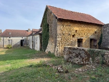 Corps de ferme du XVIIIe siècle, cour intérieure et nombreuses dépendances