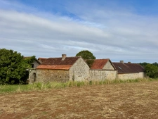 Corps de ferme du XVIIIe siècle, cour intérieure et nombreuses dépendances