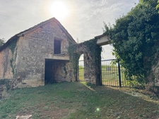 Corps de ferme du XVIIIe siècle, cour intérieure et nombreuses dépendances