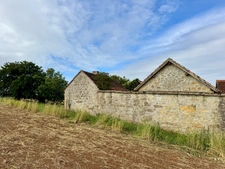 Corps de ferme du XVIIIe siècle, cour intérieure et nombreuses dépendances