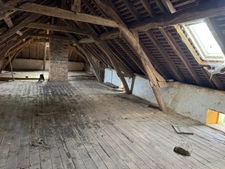 Corps de ferme du XVIIIe siècle, cour intérieure et nombreuses dépendances