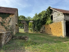 Corps de ferme du XVIIIe siècle, cour intérieure et nombreuses dépendances