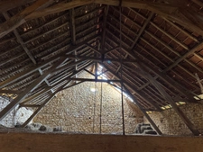 Corps de ferme du XVIIIe siècle, cour intérieure et nombreuses dépendances