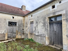 Corps de ferme du XVIIIe siècle, cour intérieure et nombreuses dépendances