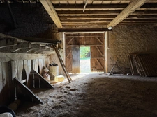 Corps de ferme du XVIIIe siècle, cour intérieure et nombreuses dépendances