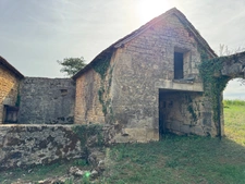 Corps de ferme du XVIIIe siècle, cour intérieure et nombreuses dépendances