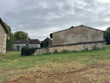 Corps de ferme du XVIIIe siècle, cour intérieure et nombreuses dépendances