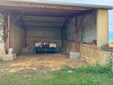 Corps de ferme du XVIIIe siècle, cour intérieure et nombreuses dépendances