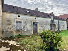 Corps de ferme du XVIIIe siècle, cour intérieure et nombreuses dépendances