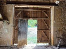 Corps de ferme du XVIIIe siècle, cour intérieure et nombreuses dépendances