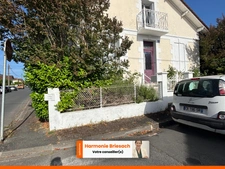 Maison familiale avec grand jardin, terrasse couverte et garage