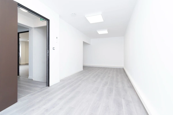 Dpt Bouches du Rhône (13), à louer GÉMENOS Bureau de 20 m² - Climatisation réversible - Electricité et fibre (inclus dans les charges) - Stationnement facile - Rénové
