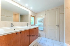 House for sale in SIGNES (83) - Plot of over one hectare - Swimming pool - Numerous annexes and outbuildings - Absolute calm - Sunny 