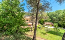 Domaine à vendre à Rousset à 15 minutes d'Aix-en-Provence - 8 000 m² - plusieurs logements - 262 m² habitables - calme absolu - amoureux de la nature