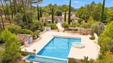 Propriété à vendre 6 pièces à BRAS (83) - grand calme - sans vis-à-vis - terrain de 2,7 ha - 5 000 m² clôturés - piscine à débordement chauffée - 248 m² - vue dégagée - nature