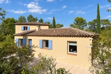 Propriété à vendre 6 pièces à BRAS (83) - grand calme - sans vis-à-vis - terrain de 2,7 ha - 5 000 m² clôturés - piscine à débordement chauffée - 248 m² - vue dégagée - nature