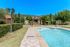 House for sale in SIGNES (83) - Plot of over one hectare - Swimming pool - Numerous annexes and outbuildings - Absolute calm - Sunny 