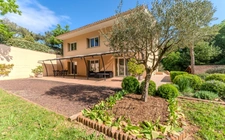 Domaine à vendre à Rousset à 15 minutes d'Aix-en-Provence - 8 000 m² - plusieurs logements - 262 m² habitables - calme absolu - amoureux de la nature