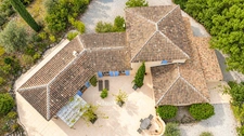 Propriété à vendre 6 pièces à BRAS (83) - grand calme - sans vis-à-vis - terrain de 2,7 ha - 5 000 m² clôturés - piscine à débordement chauffée - 248 m² - vue dégagée - nature