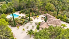 Propriété à vendre 6 pièces à BRAS (83) - grand calme - sans vis-à-vis - terrain de 2,7 ha - 5 000 m² clôturés - piscine à débordement chauffée - 248 m² - vue dégagée - nature