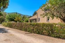 House for sale in SIGNES (83) - Plot of over one hectare - Swimming pool - Numerous annexes and outbuildings - Absolute calm - Sunny 