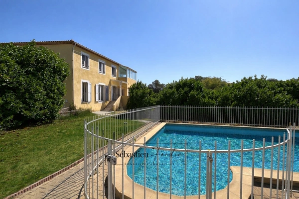 Ensemble immobilier à vendre à BOUC BEL AIR (13) - deux logements - grande parcelle - piscine et pool house - grand garage en sous-sol