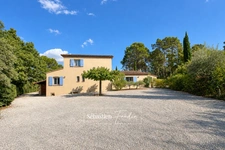 Propriété à vendre 6 pièces à BRAS (83) - grand calme - sans vis-à-vis - terrain de 2,7 ha - 5 000 m² clôturés - piscine à débordement chauffée - 248 m² - vue dégagée - nature