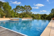 Propriété à vendre 6 pièces à BRAS (83) - grand calme - sans vis-à-vis - terrain de 2,7 ha - 5 000 m² clôturés - piscine à débordement chauffée - 248 m² - vue dégagée - nature