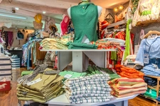 ? À CÉDER – Boutique de prêt-à-porter "La Fée Coquette" au cœur du village du Castellet (83) -  Emplacement n°1 – Rue de l’Église – Piétonne & ultra-passante