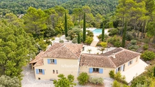 Propriété à vendre 6 pièces à BRAS (83) - grand calme - sans vis-à-vis - terrain de 2,7 ha - 5 000 m² clôturés - piscine à débordement chauffée - 248 m² - vue dégagée - nature
