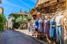?️ À CÉDER – Boutique de prêt-à-porter “Emilie Jane” – Emplacement N°1 au cœur du Castellet (83) ? Rue du Jeu de Paume – Centre piéton du village médiéval