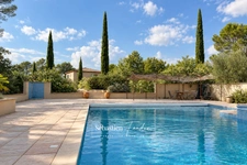 Propriété à vendre 6 pièces à BRAS (83) - grand calme - sans vis-à-vis - terrain de 2,7 ha - 5 000 m² clôturés - piscine à débordement chauffée - 248 m² - vue dégagée - nature