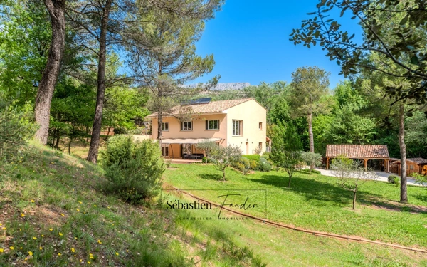 Domaine à vendre à Rousset à 15 minutes d'Aix-en-Provence - 8 000 m² - plusieurs logements - 262 m² habitables - calme absolu - amoureux de la nature