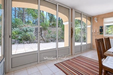Propriété à vendre 6 pièces à BRAS (83) - grand calme - sans vis-à-vis - terrain de 2,7 ha - 5 000 m² clôturés - piscine à débordement chauffée - 248 m² - vue dégagée - nature