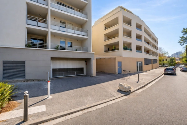 Garage fermé à vendre  (13) - Patio Saint Just - Avenue Corot - 19 m² - accessible depuis la chaussée