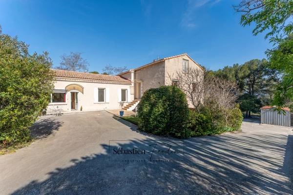 Maison à vendre 8 pièces AUBAGNE (13) - 168 m² - 2 logements - 65 m² garages en sous-sol - cave - 2 garages extérieurs - piscinable 
