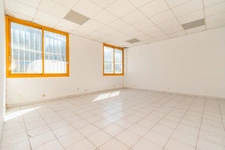 Dpt Bouches du Rhône (13), à louer GEMENOS Local commercial 210 m² - Entrepôt - Bureaux - Mezzanines - Rayonnage