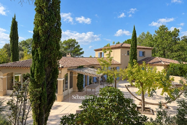 Propriété à vendre 6 pièces à BRAS (83) - grand calme - sans vis-à-vis - terrain de 2,7 ha - 5 000 m² clôturés - piscine à débordement chauffée - 248 m² - vue dégagée - nature