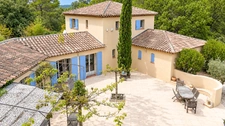 Propriété à vendre 6 pièces à BRAS (83) - grand calme - sans vis-à-vis - terrain de 2,7 ha - 5 000 m² clôturés - piscine à débordement chauffée - 248 m² - vue dégagée - nature