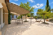 Propriété à vendre 6 pièces à BRAS (83) - grand calme - sans vis-à-vis - terrain de 2,7 ha - 5 000 m² clôturés - piscine à débordement chauffée - 248 m² - vue dégagée - nature