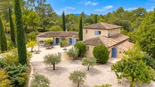 Propriété à vendre 6 pièces à BRAS (83) - grand calme - sans vis-à-vis - terrain de 2,7 ha - 5 000 m² clôturés - piscine à débordement chauffée - 248 m² - vue dégagée - nature