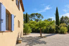 Propriété à vendre 6 pièces à BRAS (83) - grand calme - sans vis-à-vis - terrain de 2,7 ha - 5 000 m² clôturés - piscine à débordement chauffée - 248 m² - vue dégagée - nature