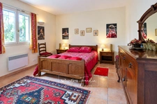Propriété à vendre 6 pièces à BRAS (83) - grand calme - sans vis-à-vis - terrain de 2,7 ha - 5 000 m² clôturés - piscine à débordement chauffée - 248 m² - vue dégagée - nature