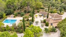Propriété à vendre 6 pièces à BRAS (83) - grand calme - sans vis-à-vis - terrain de 2,7 ha - 5 000 m² clôturés - piscine à débordement chauffée - 248 m² - vue dégagée - nature